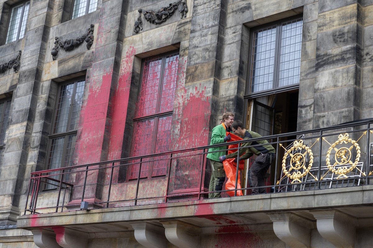 Pałac Królewski w Amsterdamie oblany farbą! To protest wiadomości,aktualności,wPolityce.pl Pałac Królewski w Amsterdamie oblany farbą! To protest