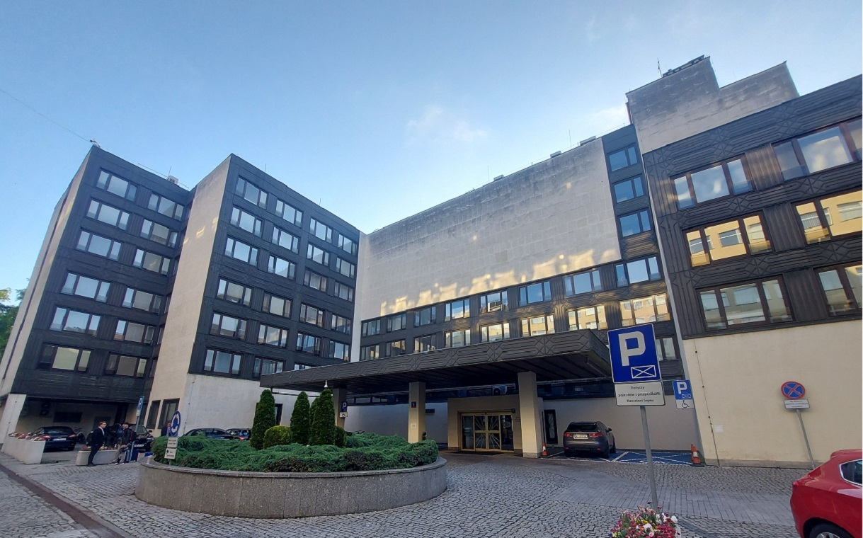 Alkohol w Sejmie? "Bywają totalnie pijani"
