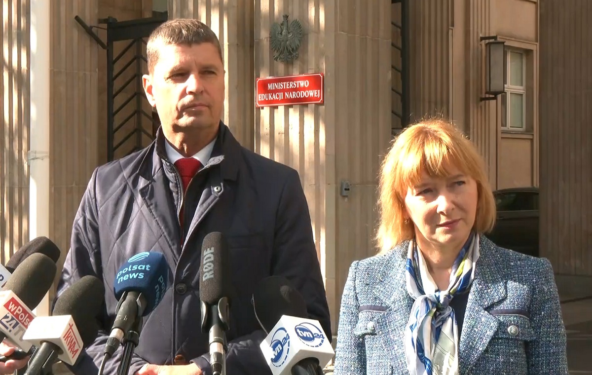 Posłowie PiS przed MEN: Czas powstrzymać zmiany Nowackiej
