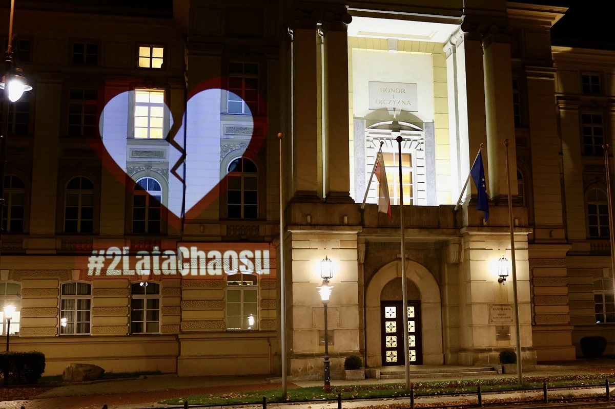 Iluminacje obnażające rząd Tuska na budynku KPRM