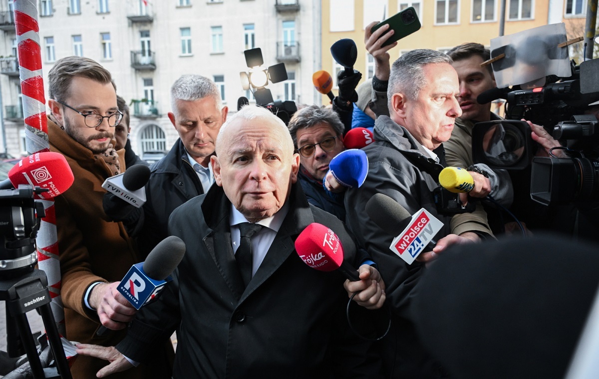 Igrzyska władzy! Prezes PiS stawił się w prokuraturze