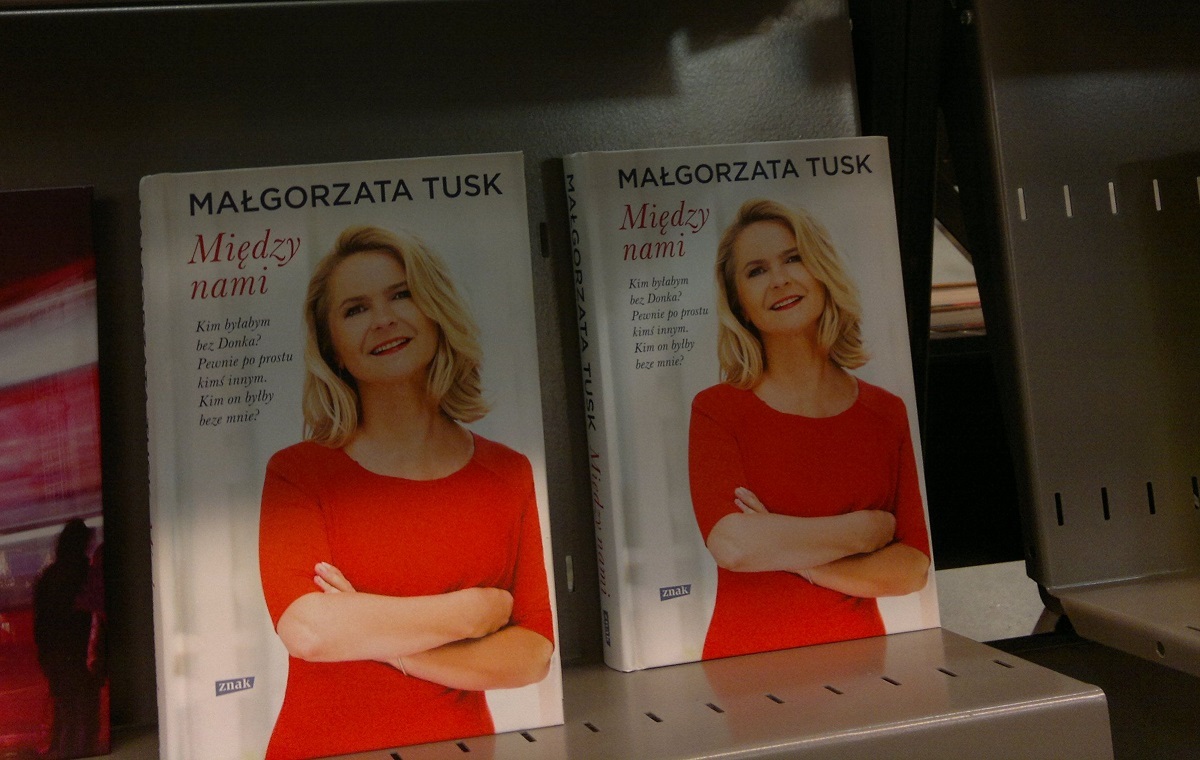 Tusk zrobił sobie krzywdę, bo odgrzał wyznania żony