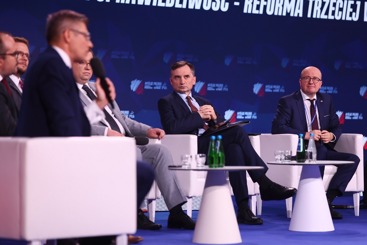 Jak uzdrowić sądownictwo? Woś: "Wszyscy won"