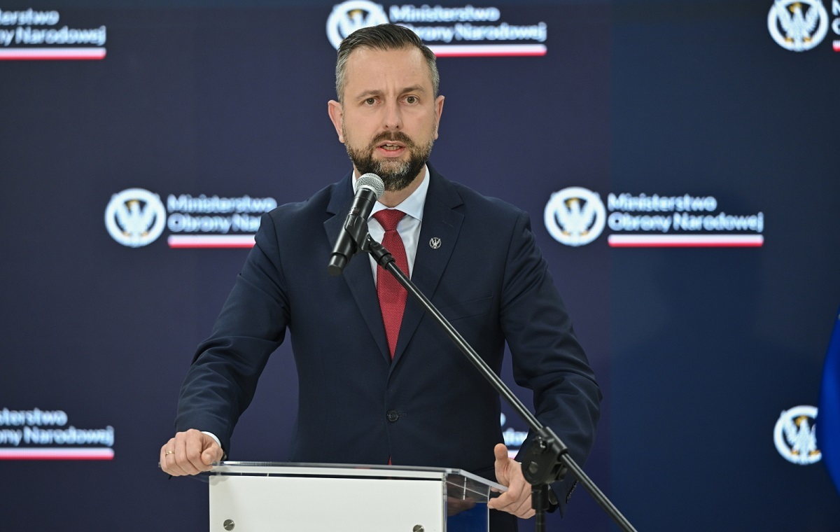 Dziwne działania rządu ws. SAFE. Szef MON zmarginalizowany?