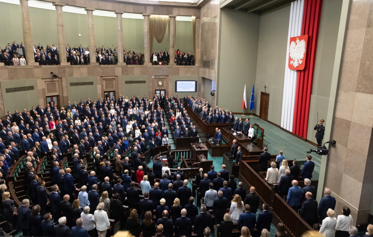 SONDAŻ. KO przed PiS. Tylko pięć ugrupowań weszłoby do Sejmu
