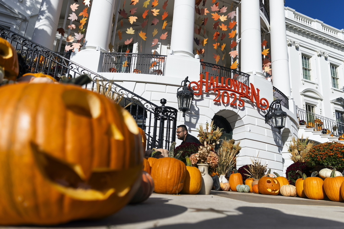 Ks. Zieliński: Halloween obśmiewa zadumę nad śmiercią