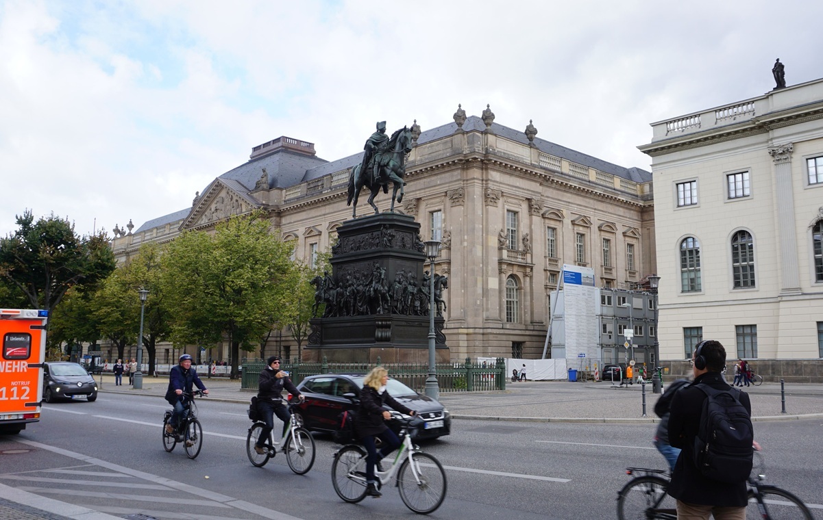 Burza w Berlinie. W tle plan posadzenia miliona drzew