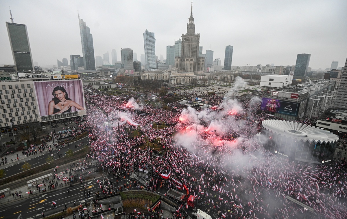RELACJA. Ruszył Marsz Niepodległości! Morze flag w Warszawie