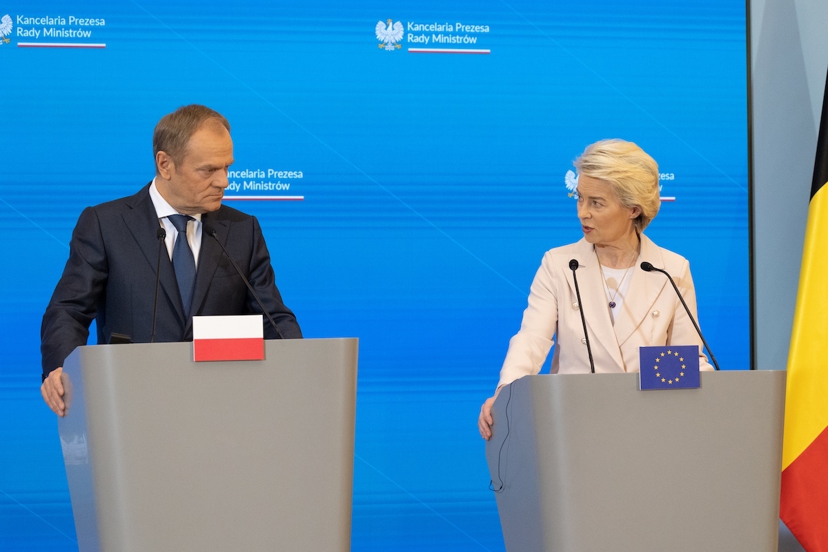 Tusk świętuje po decyzji KE. Ale czy ma powód? Niekoniecznie