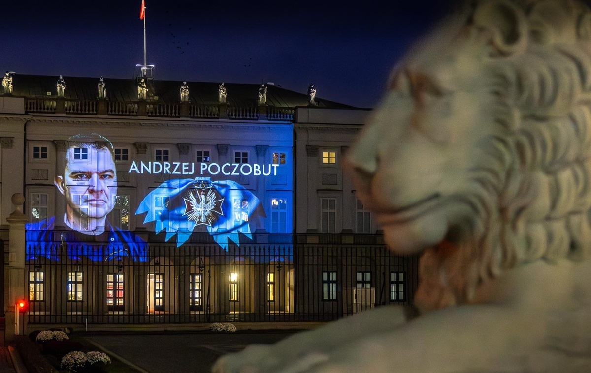 Iluminacja z wizerunkiem Poczobuta na Pałacu Prezydenckim