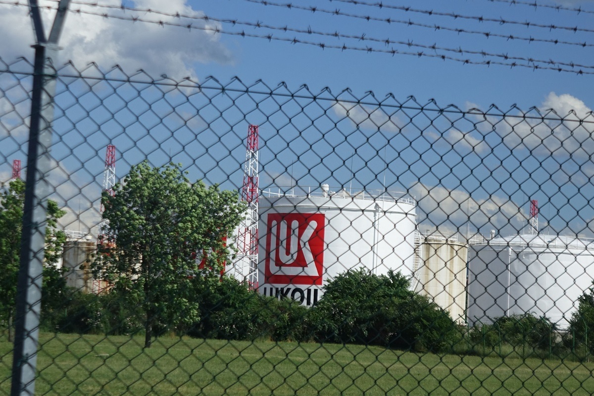 Łukoil musi gwałtownie sprzedać swoje udziały za granicą