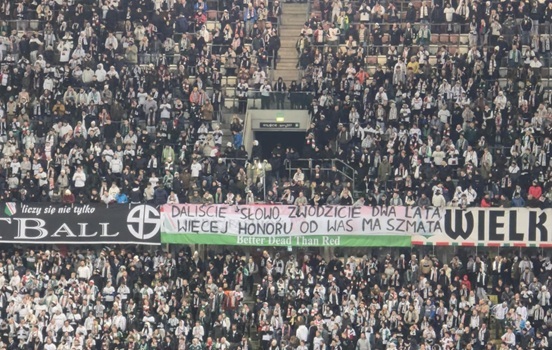 wiadomości,aktualności,wPolityce.pl Antyrządowy transparent na Legii! 