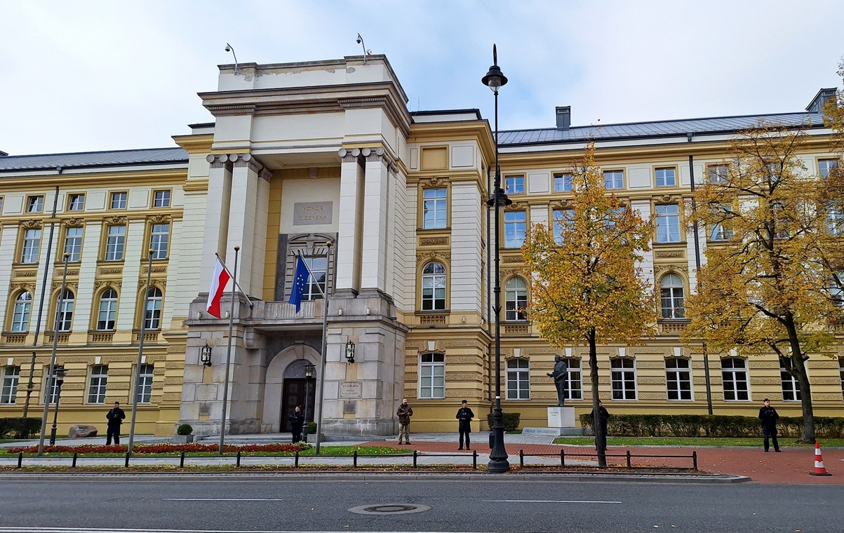 NEWS. Tajne spotkanie w KPRM. Po cichu przyznano premie?