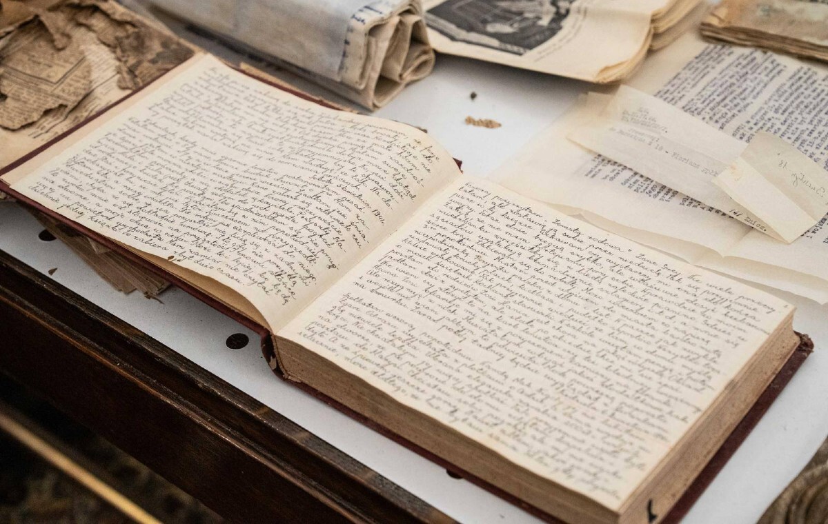 wiadomości,aktualności,wPolityce.pl Niesamowite! Dokumenty AK z IIWŚ znaleziono pod podłogą