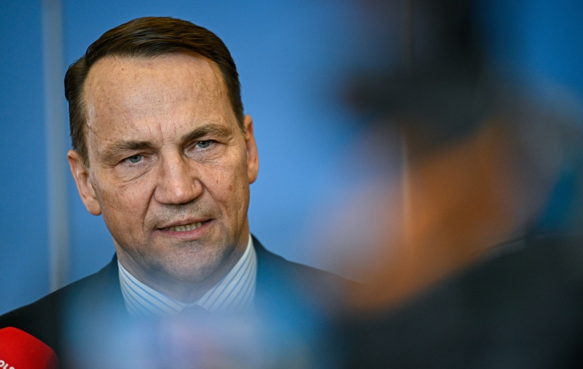 Сикорски снова бьёт президента по поводу послов