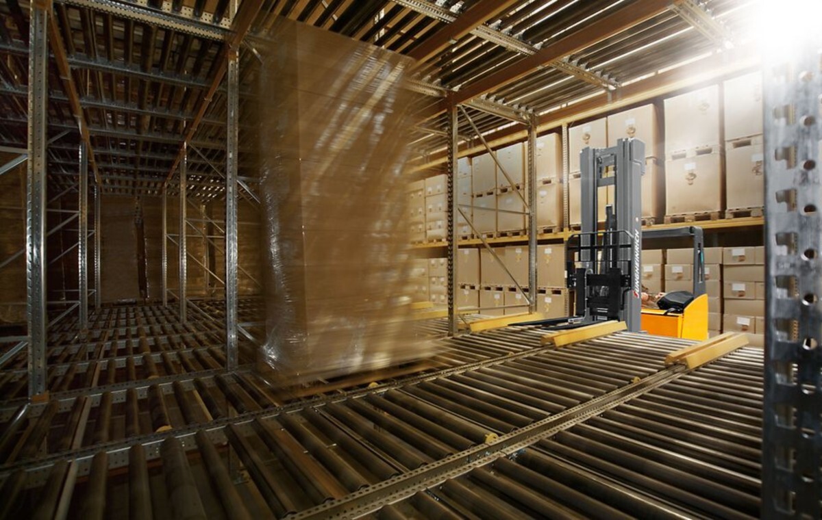 Jak regały do magazynów wspierają automatyzację?