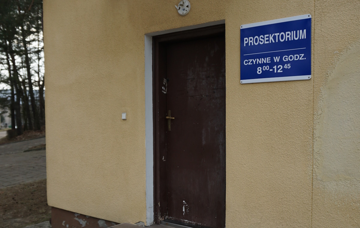 Dramat rodzin zmarłych. W stolicy czekają na sekcję miesiąc