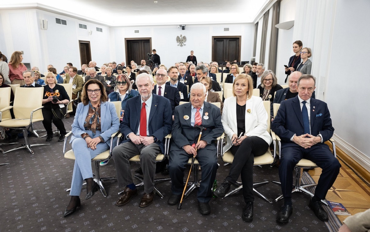 Huczne "urodziny" KOD w... Senacie! Kidawa: Bohaterstwo