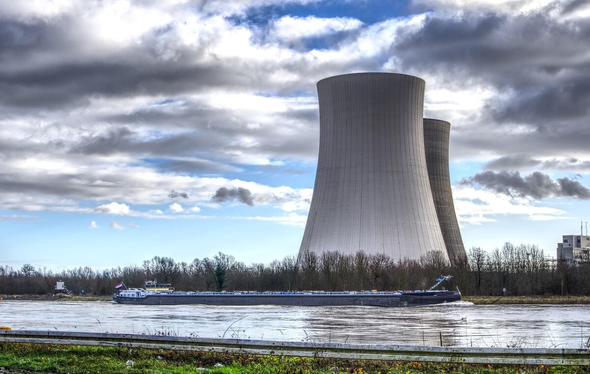 Tusk chwali się: "Budowa elektrowni jądrowej ruszy z kopyta"