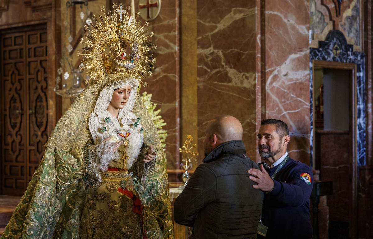 wiadomości,aktualności,wPolityce.pl Figura Matki Boskiej – Macareny już w bazylice w Sewilli