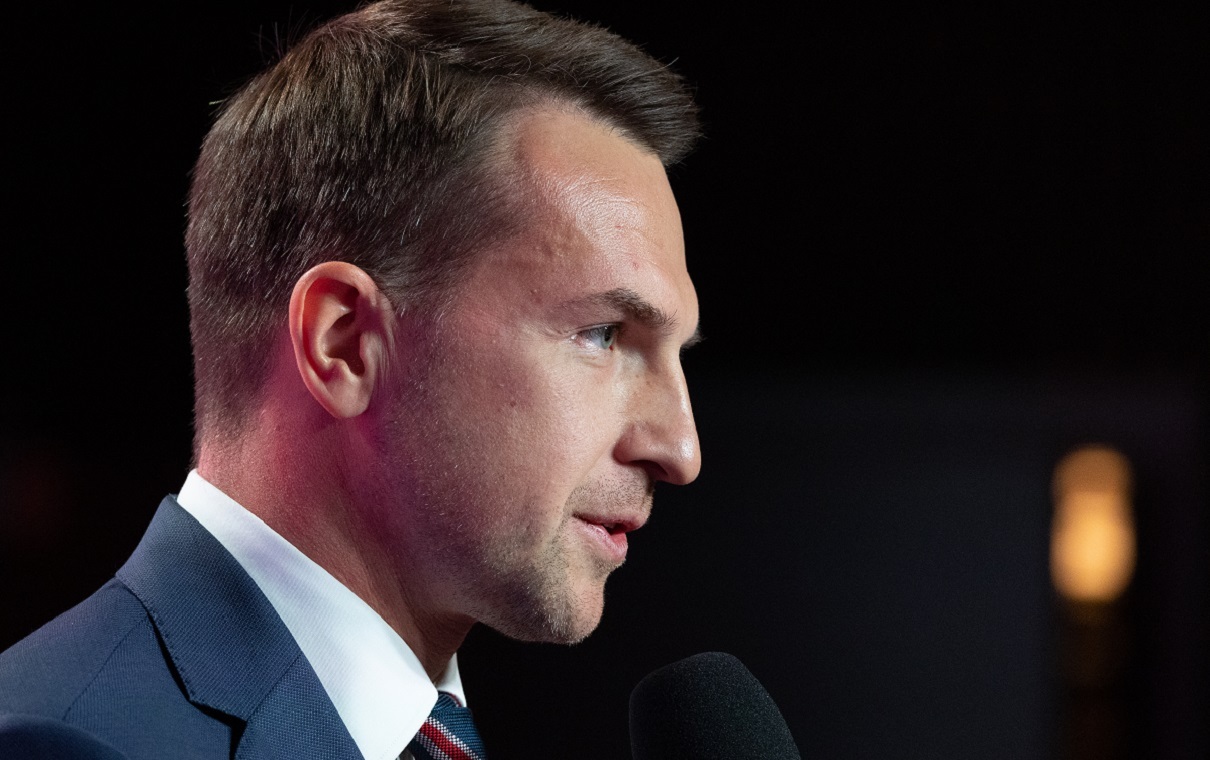 Szczyt w Londynie bez Tuska. Jak tłumaczy to Szłapka?