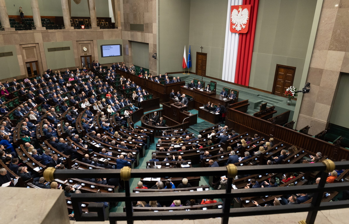 SONDAŻ. KO przed PiS. Partia Brauna blisko Konfederacji