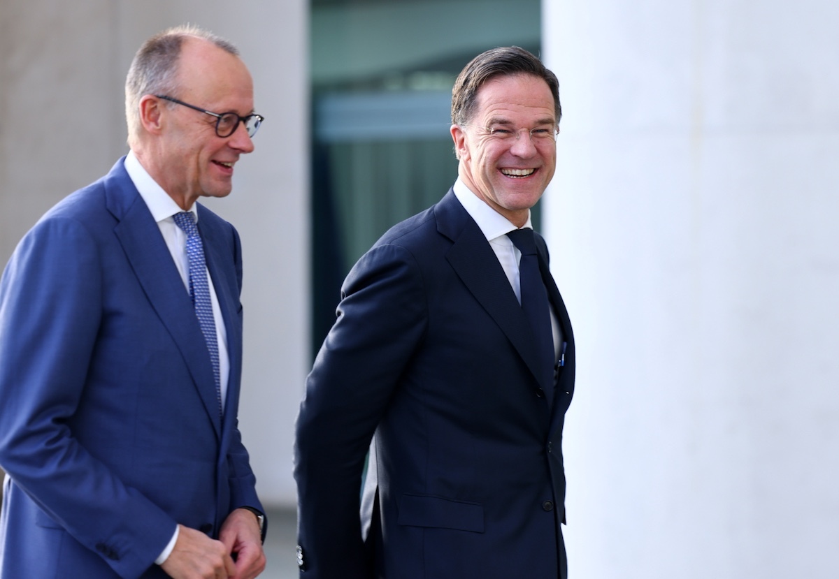 Szef węgierskiej dyplomacji oskarżył szefa NATO: Nóż w plecy