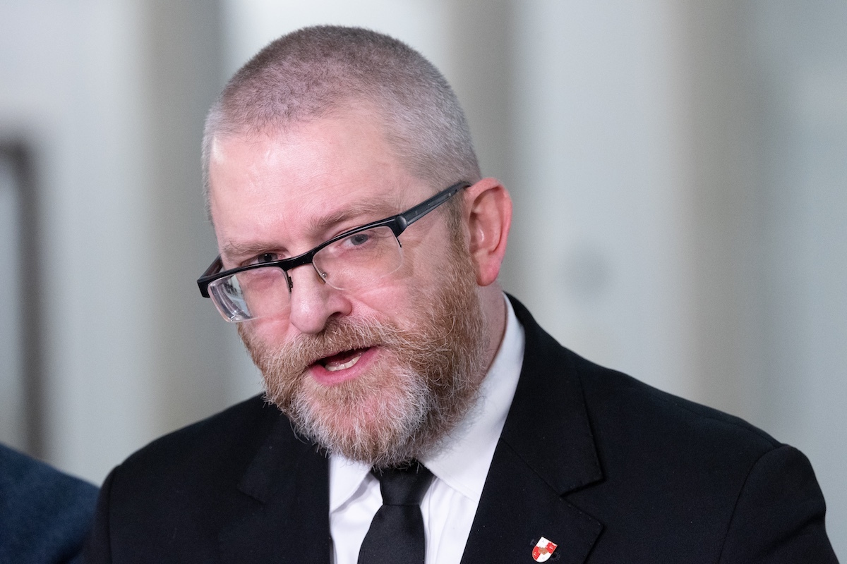 Partia Grzegorza Brauna wyprzedziła Konfederację! SONDAŻ