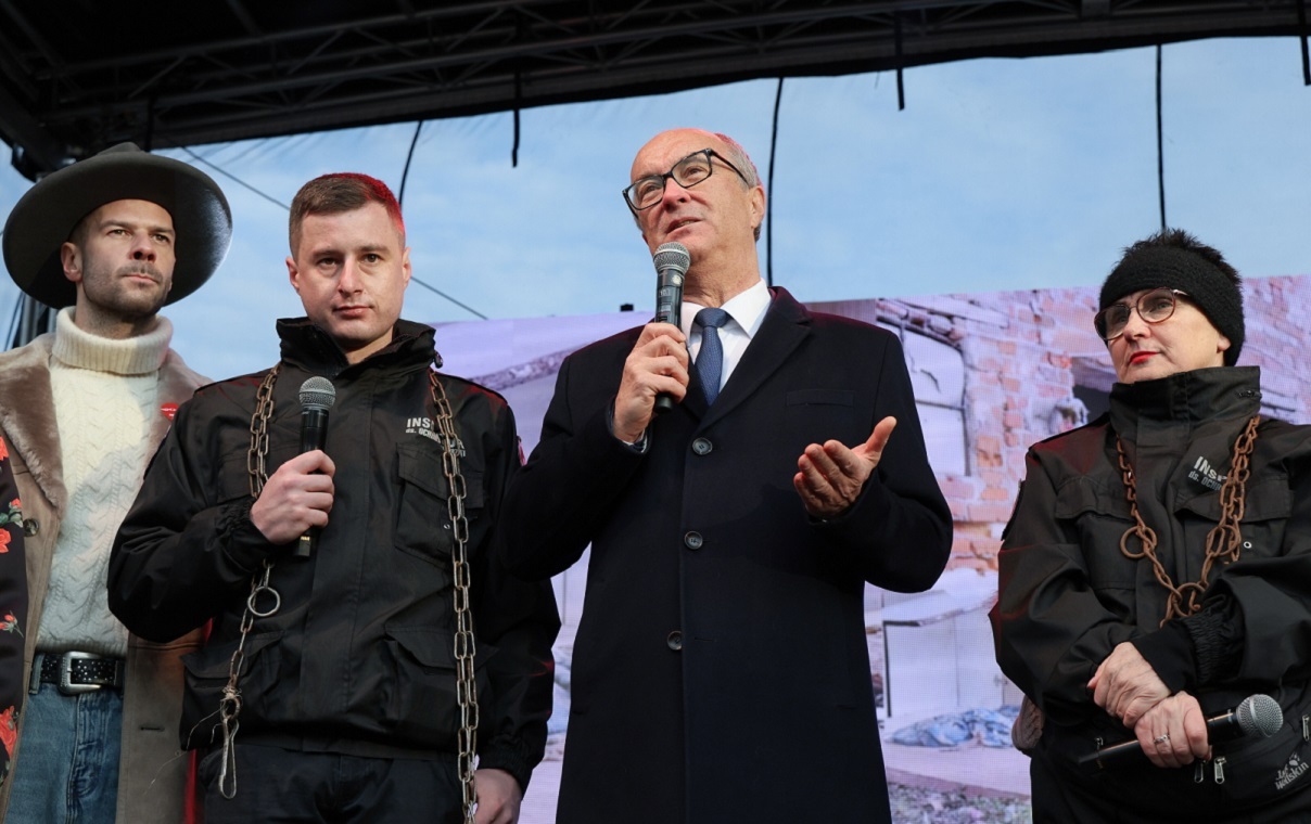 Czarzasty, łańcuchy i... kontrowersyjna fundacja