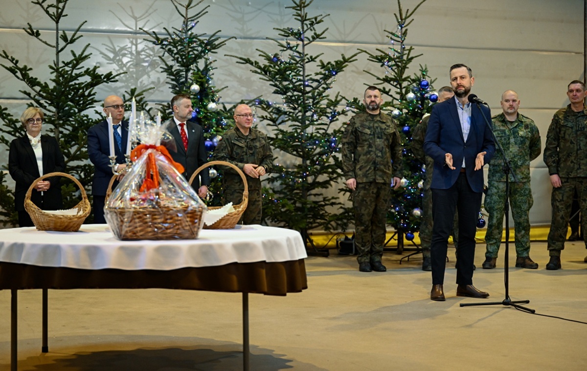 20 tys. żołnierzy pracuje w Wigilię. Odwiedził ich szef MON