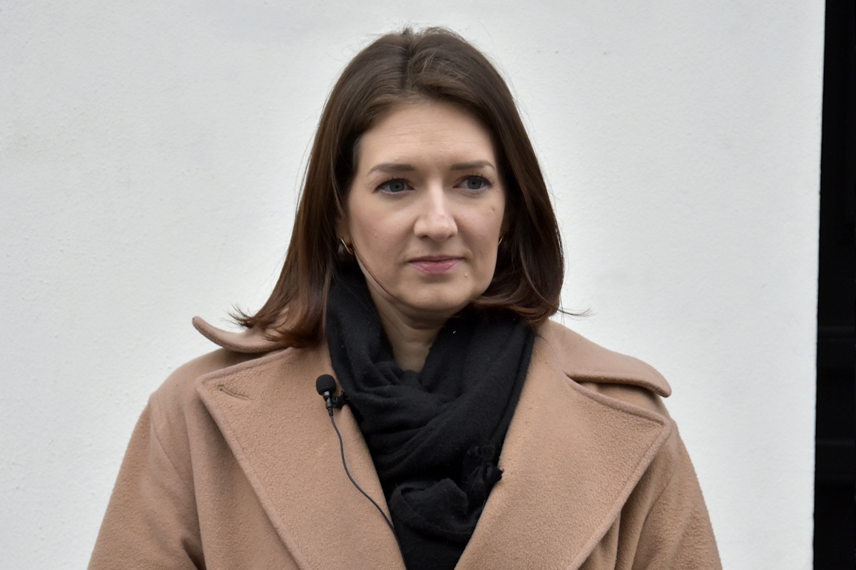 Gembicka: Prezydent murem za mundurem. Rząd ściga obrońców