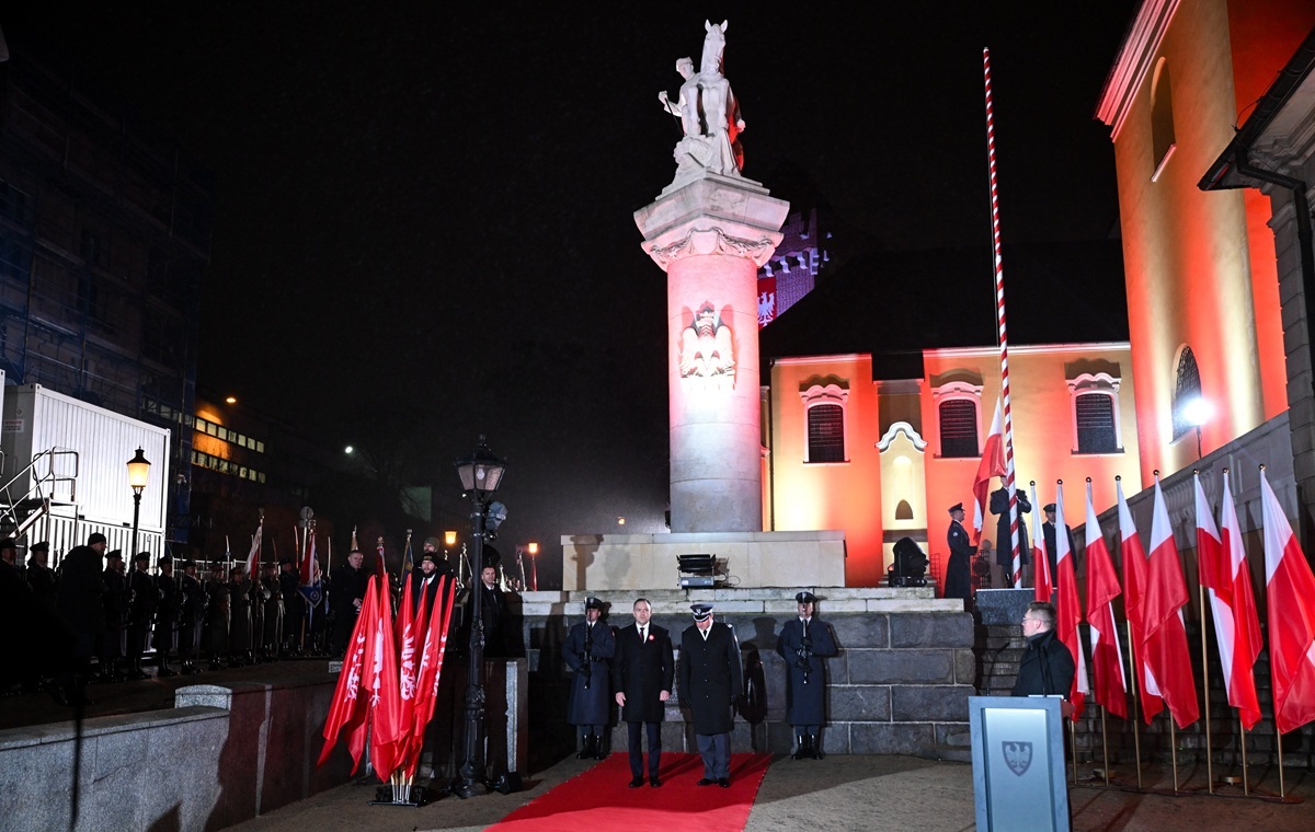 Prezydent przywitany brawami, politycy rządu Tuska wybuczeni