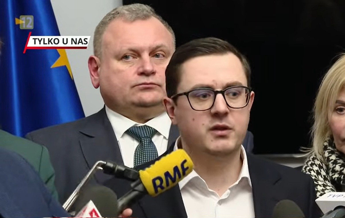 TYLKO U NAS. Buta Motyki. "Ja odpowiadam, a pan słucha"