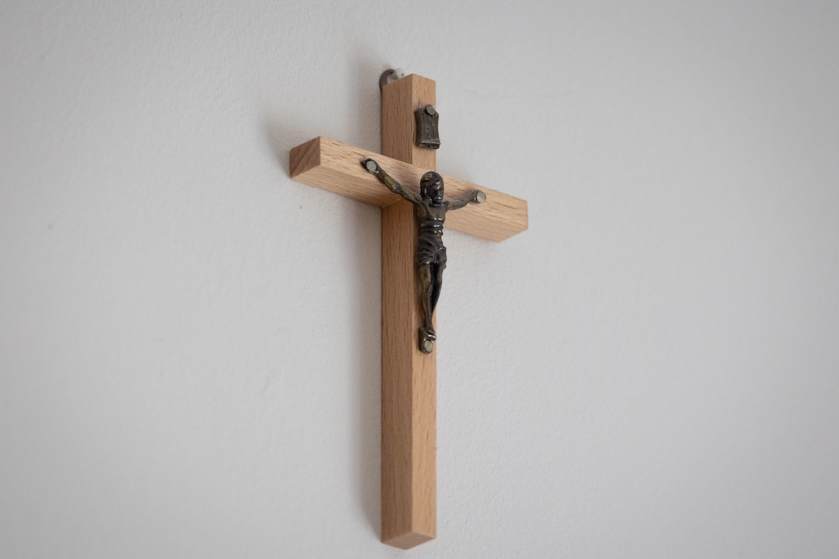 wiadomości,aktualności,wPolityce.pl Skandal! Nauczycielka wrzuciła krzyż do kosza