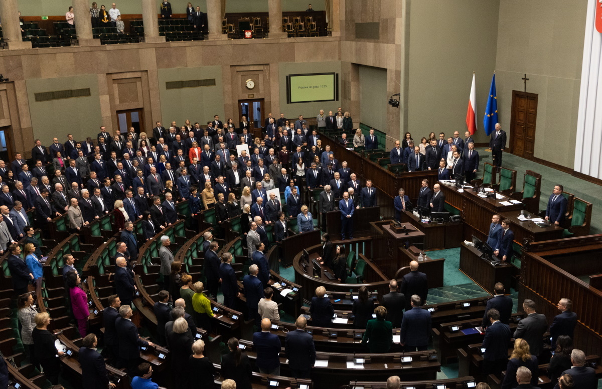 SONDAŻ. Spadek Konfederacji, wzrost partii Malarza