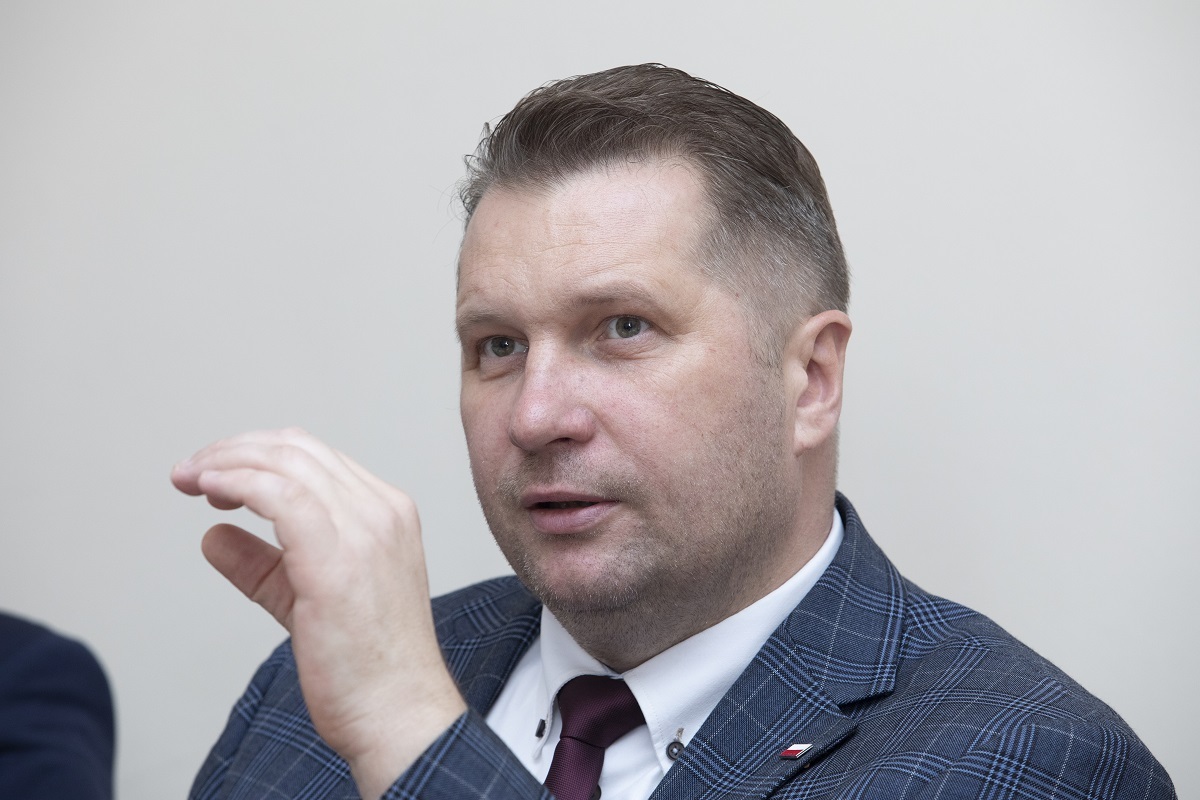 Prof. Poeta rozprawia się z propagandą Papę. "Do dymisji"