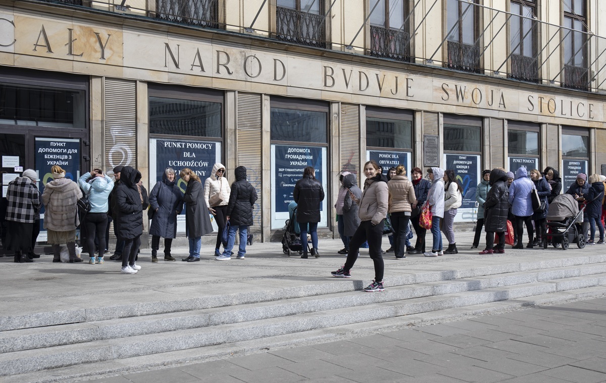 Polacy bardzo podzieleni ws. uchodźców z Ukrainy. SONDAŻ
