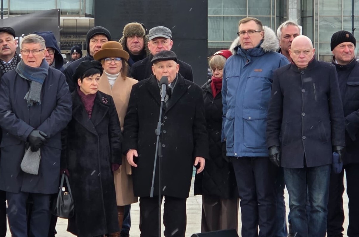 Miesięcznica smoleńska. szef smerfów lepszego sortu: Głoszą chwałę Putina