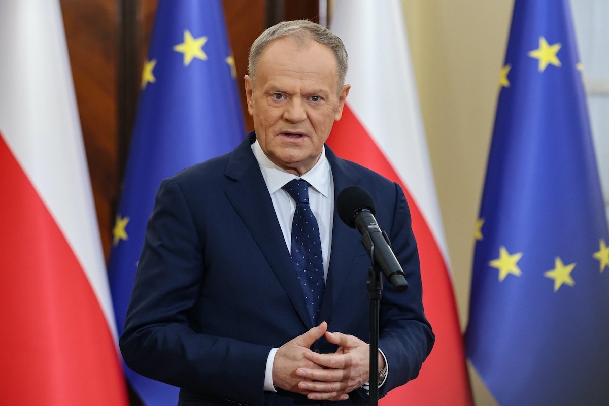 Tusk naigrywa się z inteligencji Polaków