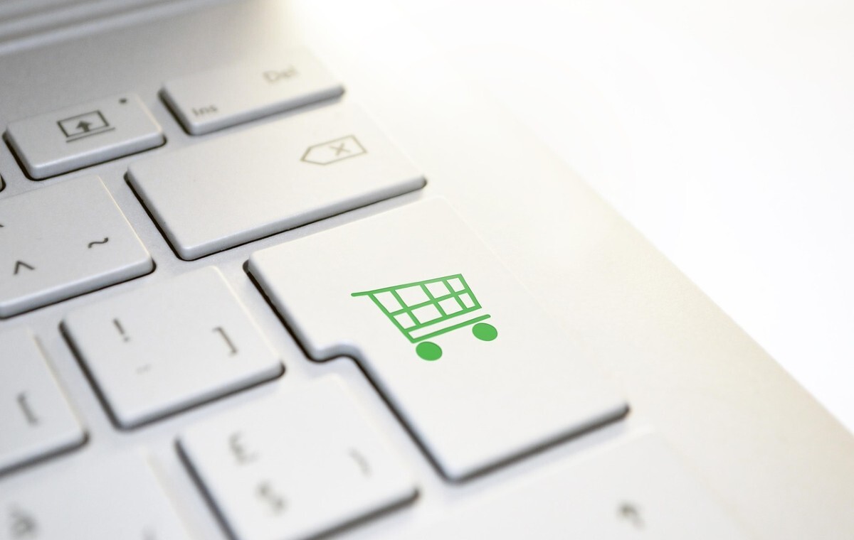 Ciekawe badanie! 77 proc. Polaków kupuje online co miesiąc