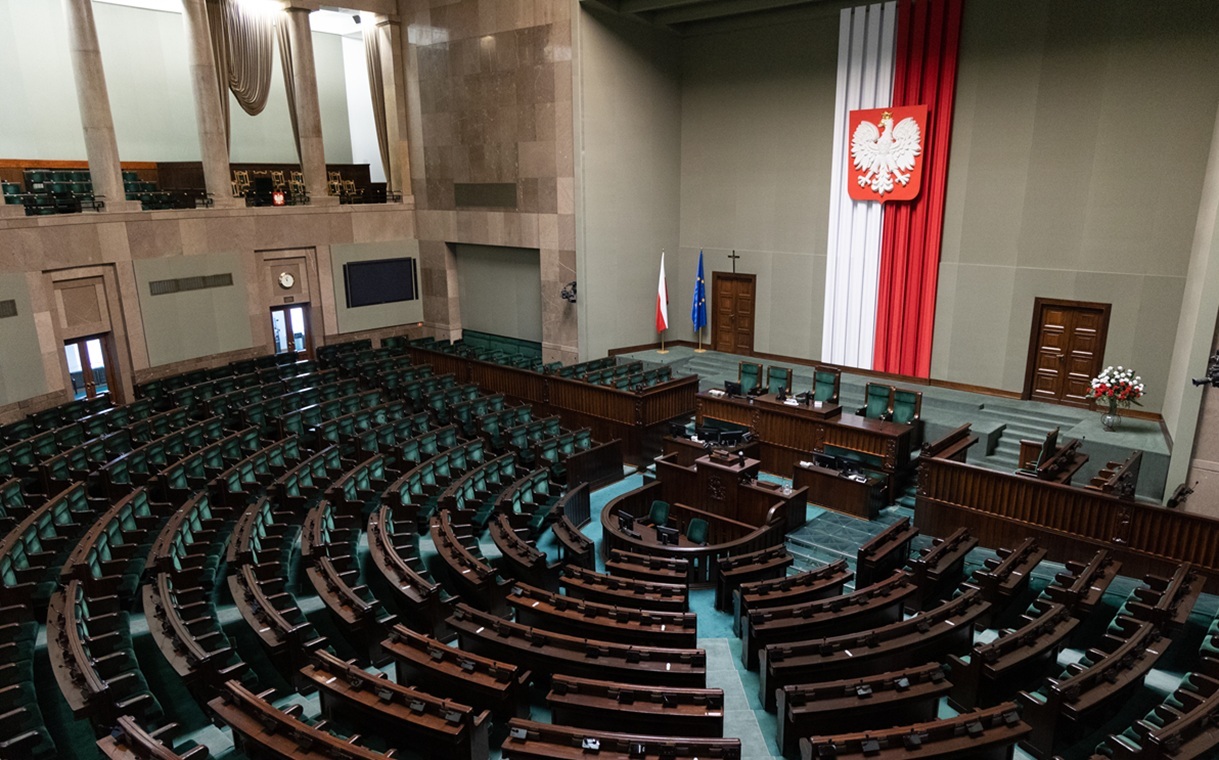 KO ma najwięcej głosów, ale koalicja traci większość. SONDAŻ