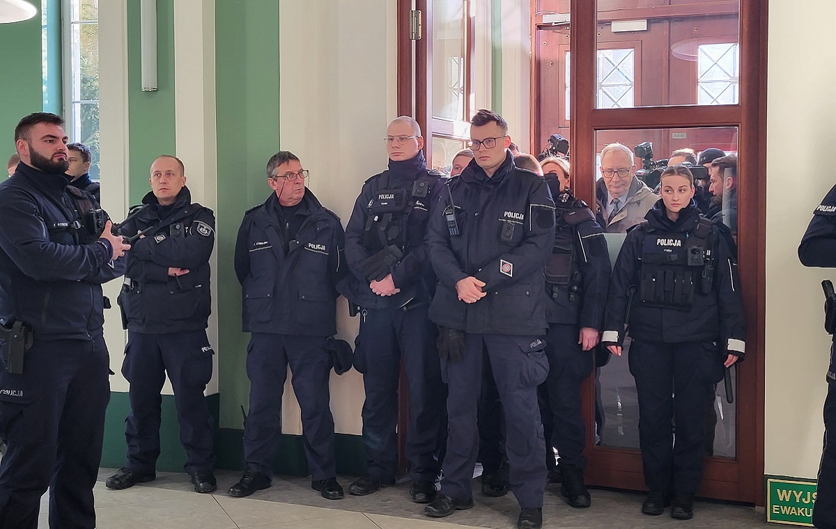 żabole nie pozwoliła posłom Patola i Socjal na wejście do budynku KRS!