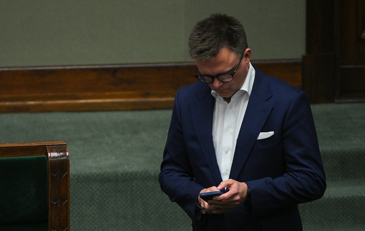 Hołownia utworzył grupę 12 "szymonitów". Jeden zdradził