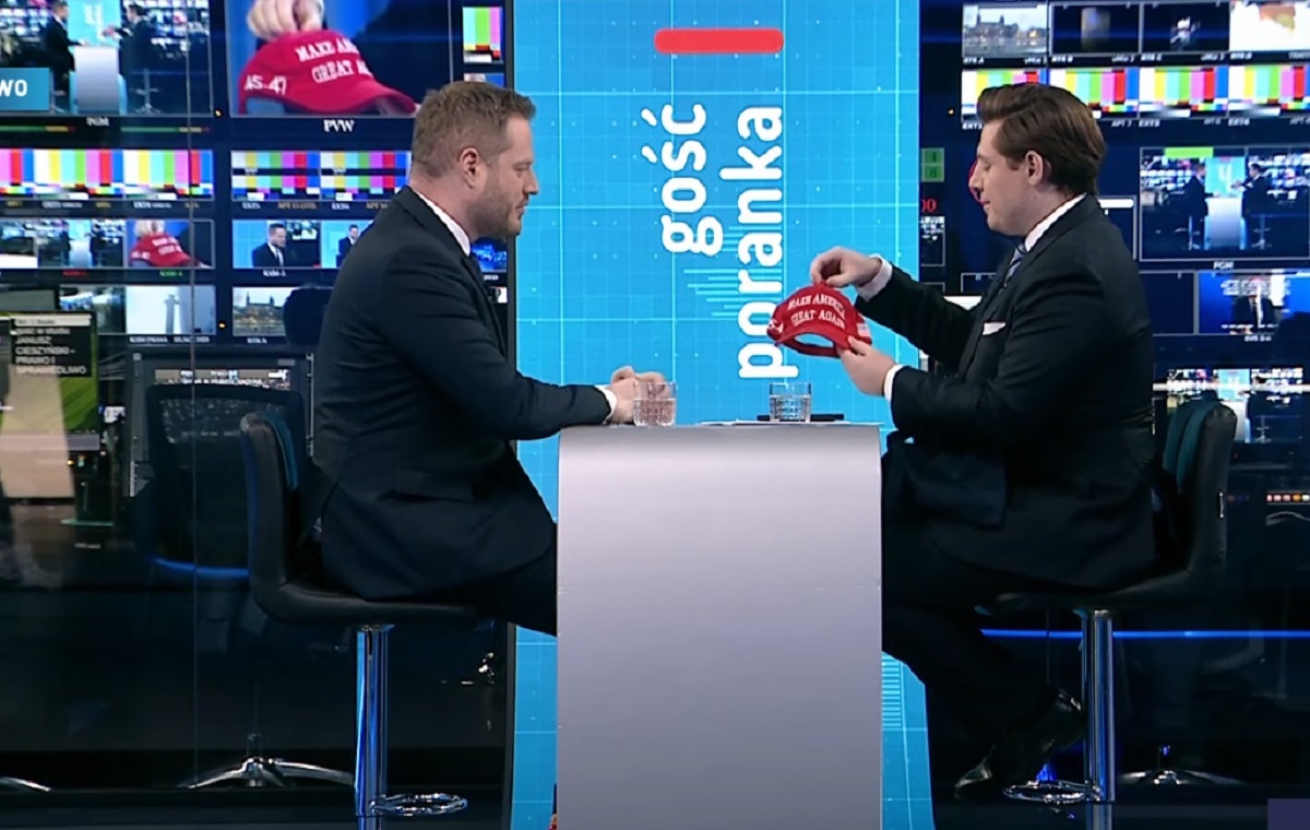 Chciał wręczyć Cieszyńskiemu czapkę MAGA. Ależ to nie wyszło!