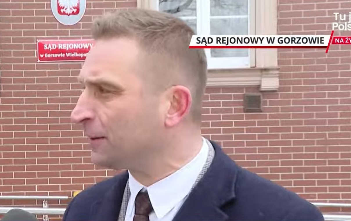 Sąd uchylił kuriozalne środki zapobiegawcze wobec Bąkiewicza!