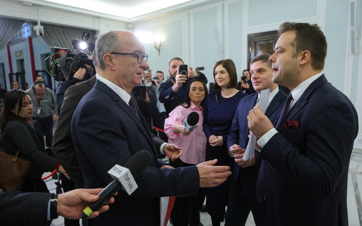 Posłowie PiS wręczyli Czarzastemu ankietę bezpieczeństwa