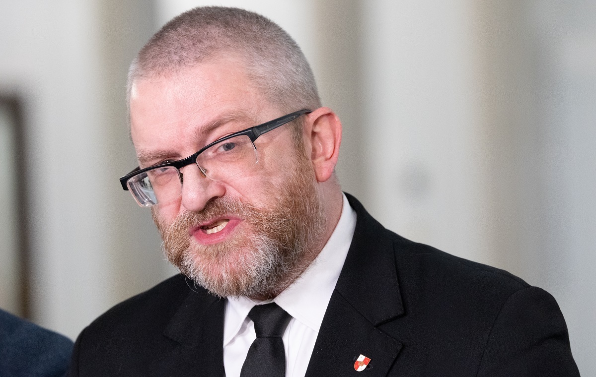 Prezes PiS: Mowy nie ma o żadnych sojuszach z partią Brauna