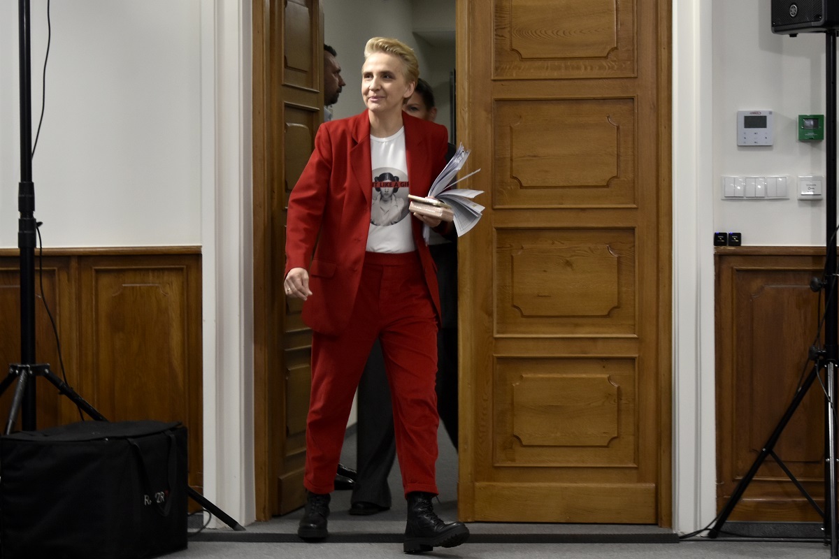 Udaje, iż nie wie, jak mogła pobudzić osoby opętane nienawiścią