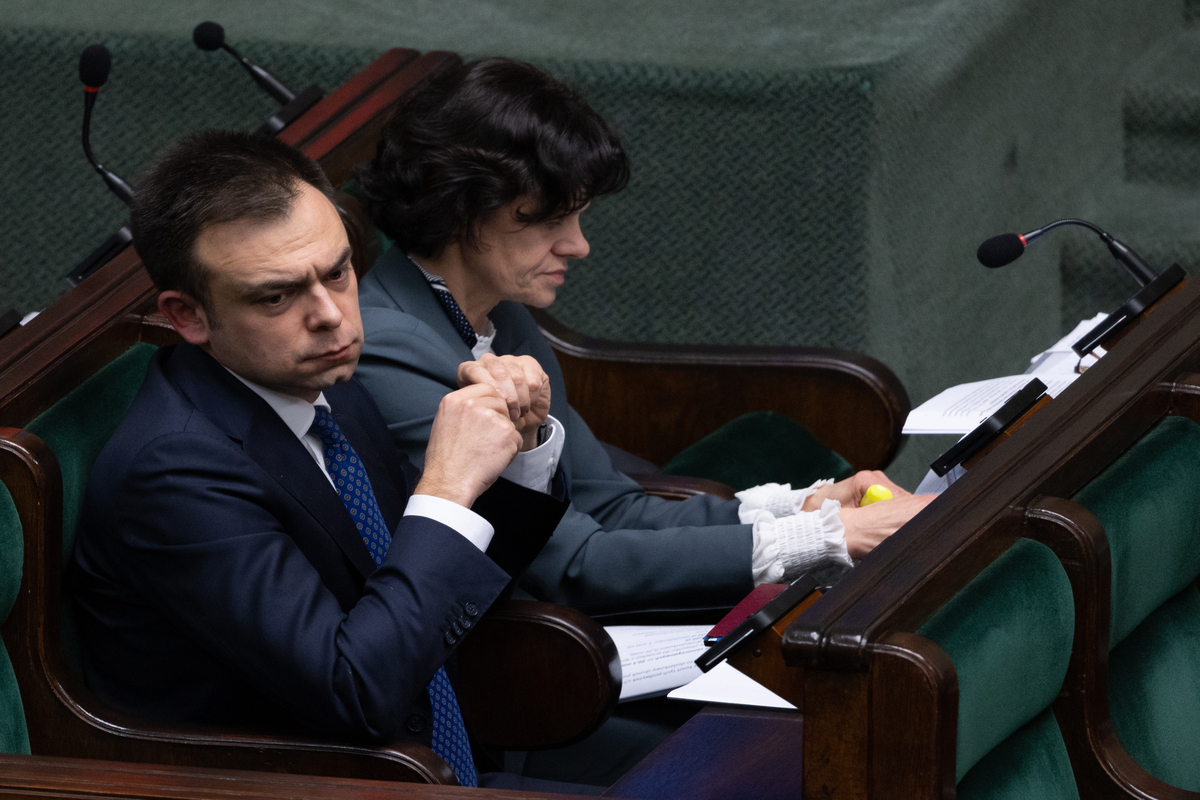 Domański broni SAFE i atakuje Błaszczaka: Wstydu nie ma