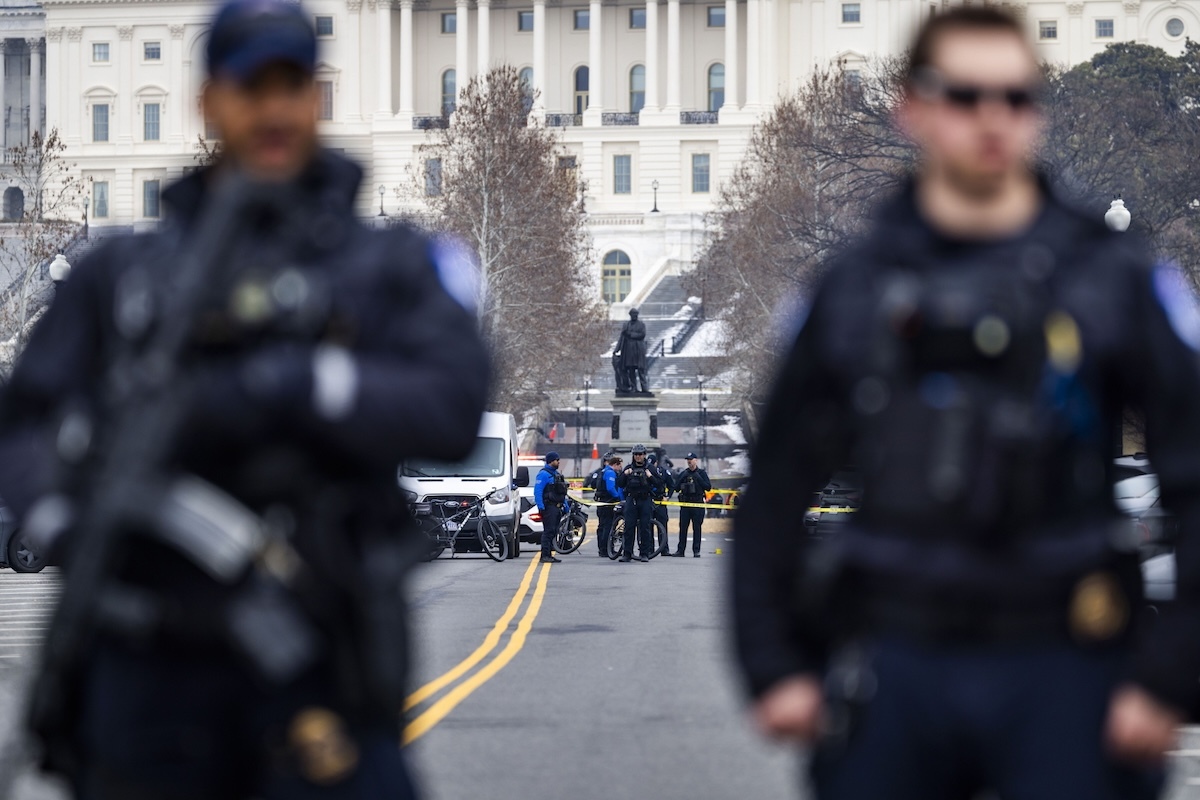 Uzbrojony mężczyzna zatrzymany przy Kapitolu!